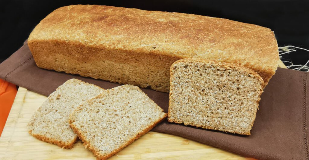 Pan de molde cuadrado y dorado con miga suave y densa de trigo integral para Pan Cuadrado Integral