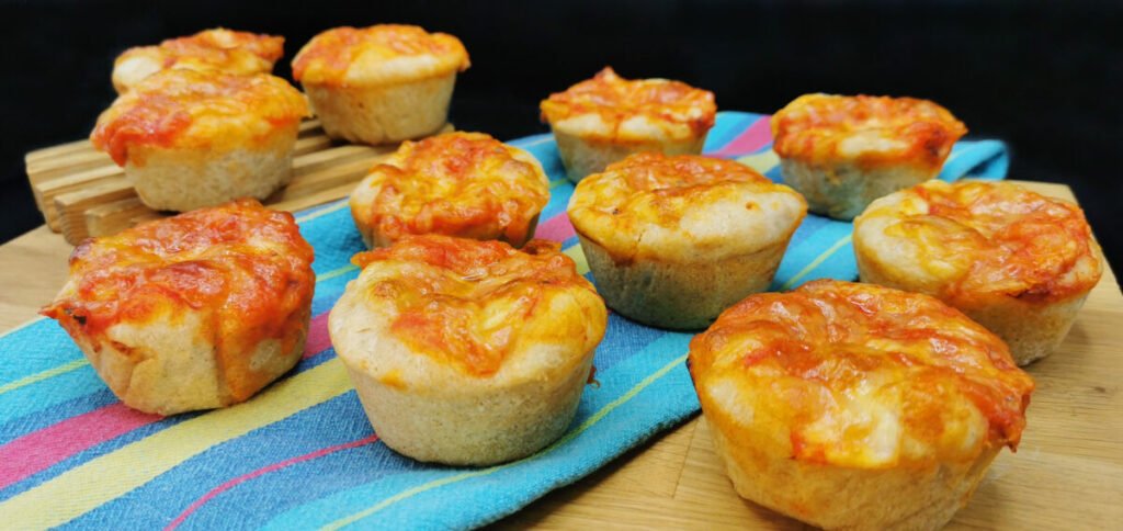 Mini pizzas redondas con bordes dorados y queso mozzarella derretido para Pizzitas Buffet caseras