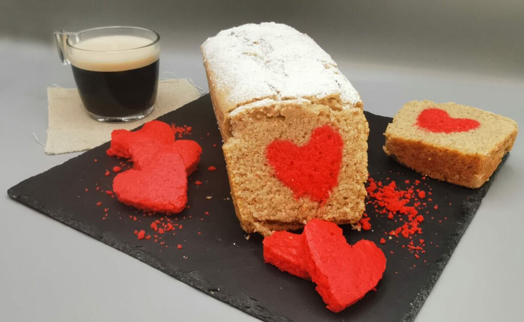 Rebanada de bizcocho tierno con un corazón rojo en el centro para Plumcake de San Valentín sorpresa