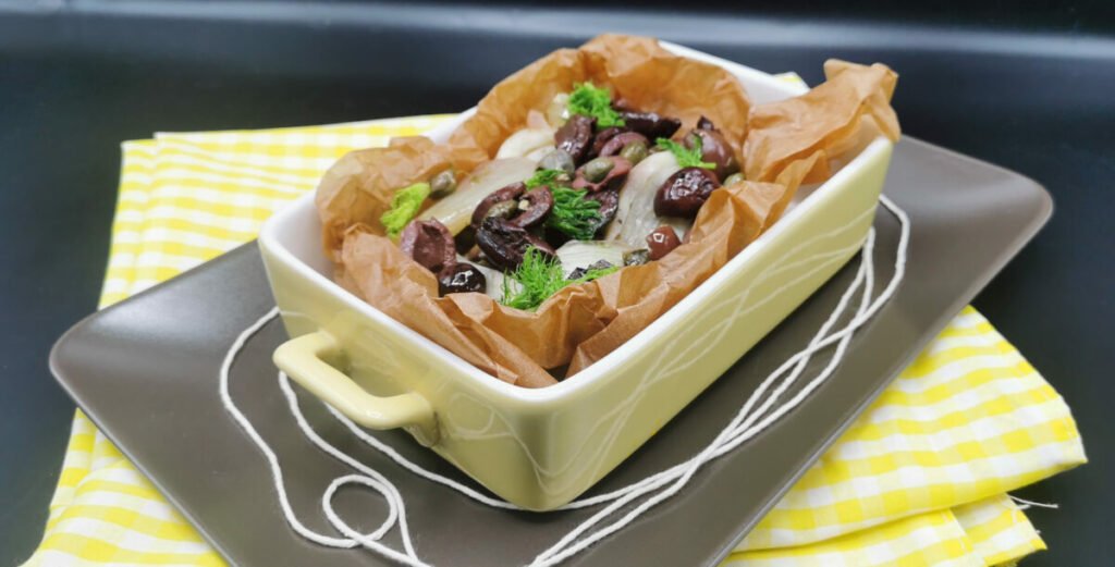 Rebanadas de hinojo horneadas y tiernas con aceitunas negras y alcaparras para Hinojos Sorpresa al Horno