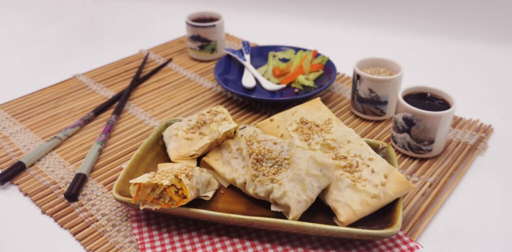 Rollitos crujientes y dorados de masa filo con semillas de sésamo para Rollitos Primavera Veganos