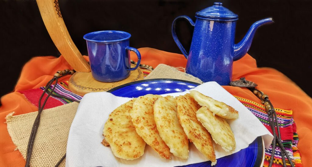 Empanadas de maíz fritas y doradas en forma de media luna rellenas de queso fundido para Empanadas Ticas