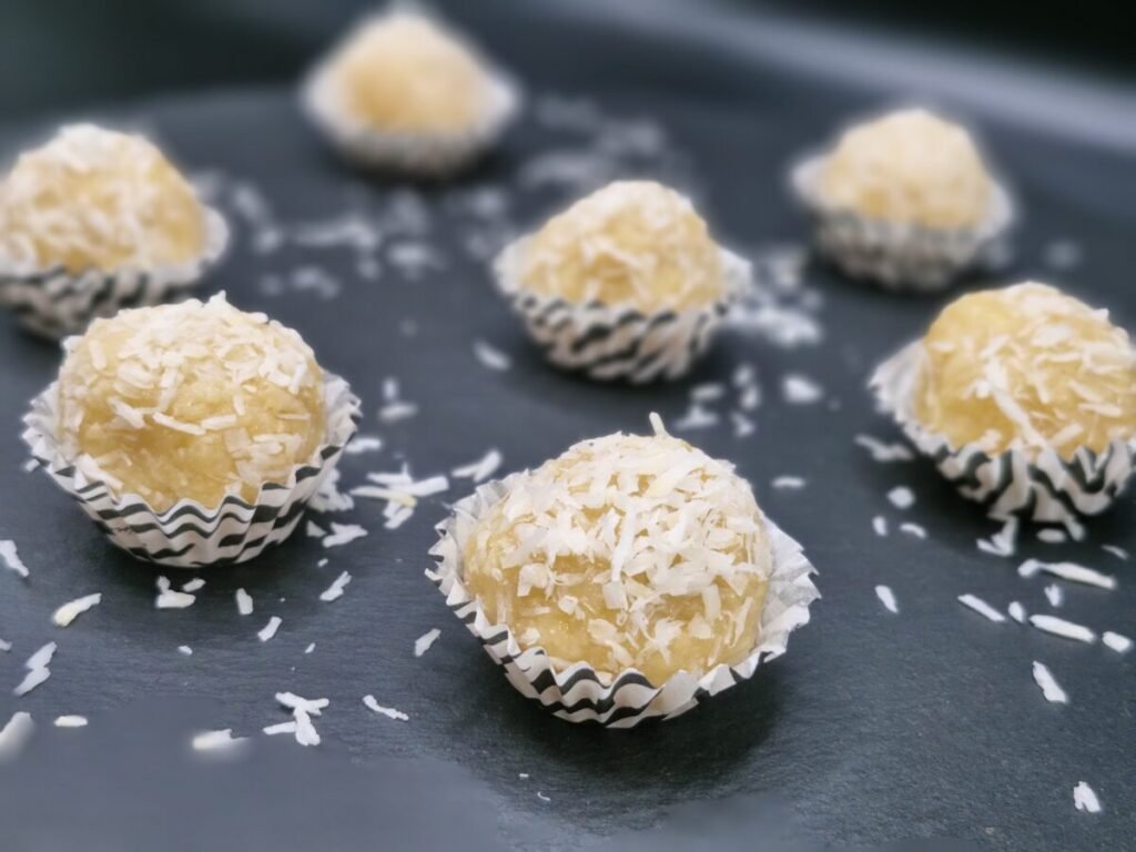 Bolitas dulces y suaves recubiertas completamente de coco rallado blanco para Cajeticas de leche y galleta