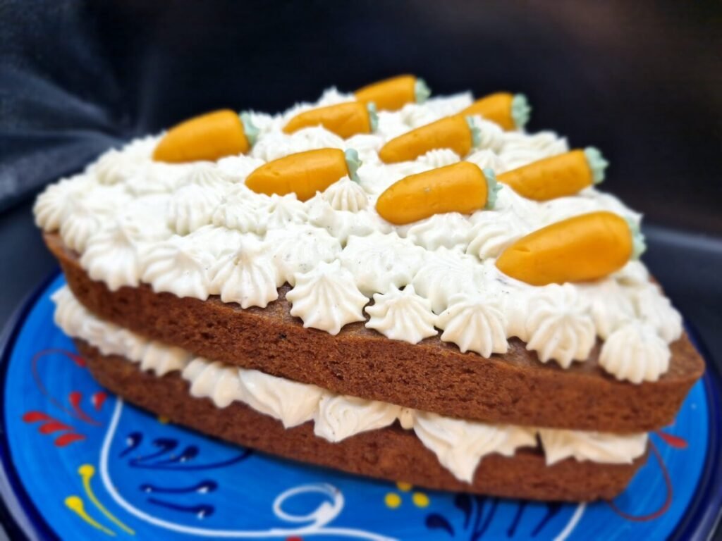 Pastel de capas húmedo cubierto con glaseado blanco de queso crema y nueces para Pastel de Zanahoria