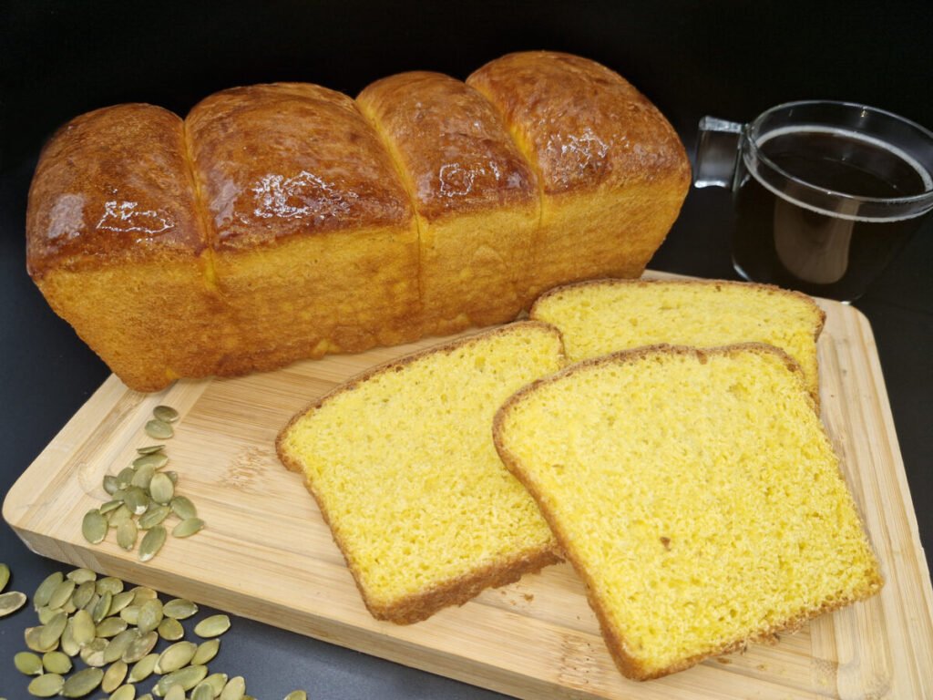 Pan de molde dorado y esponjoso con miga suave de color amarillo para Pan de Ayote casero