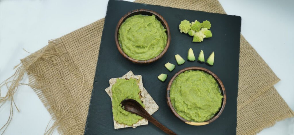 Salsa verde vibrante y suave preparada con tallos de nabo y aceite de oliva para Pesto Verde Ecológico