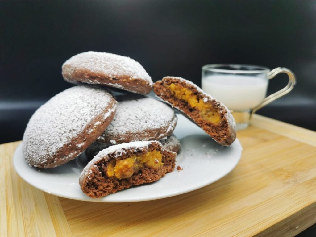 Galletas rellenas redondas y doradas espolvoreadas con azúcar glas para Galletas de Cacao y Ayote