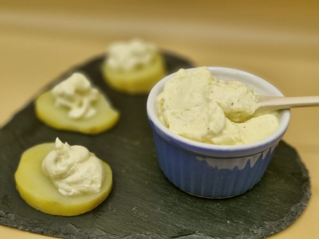 Salsa cremosa y suave de color amarillo pálido en un frasco de vidrio para Mayonesa Vegana casera