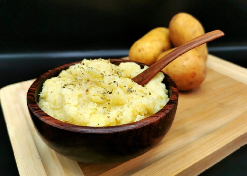 Puré cremoso y suave servido caliente con mantequilla derretida y pimienta para Pure de Papa casero