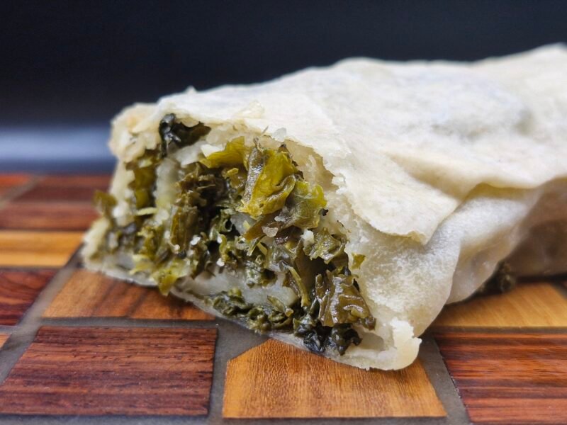 Masa fina y dorada en espiral rellena de espinacas, kale y queso fundido. Auténtica Fojata de Verduras o Rocciata.
